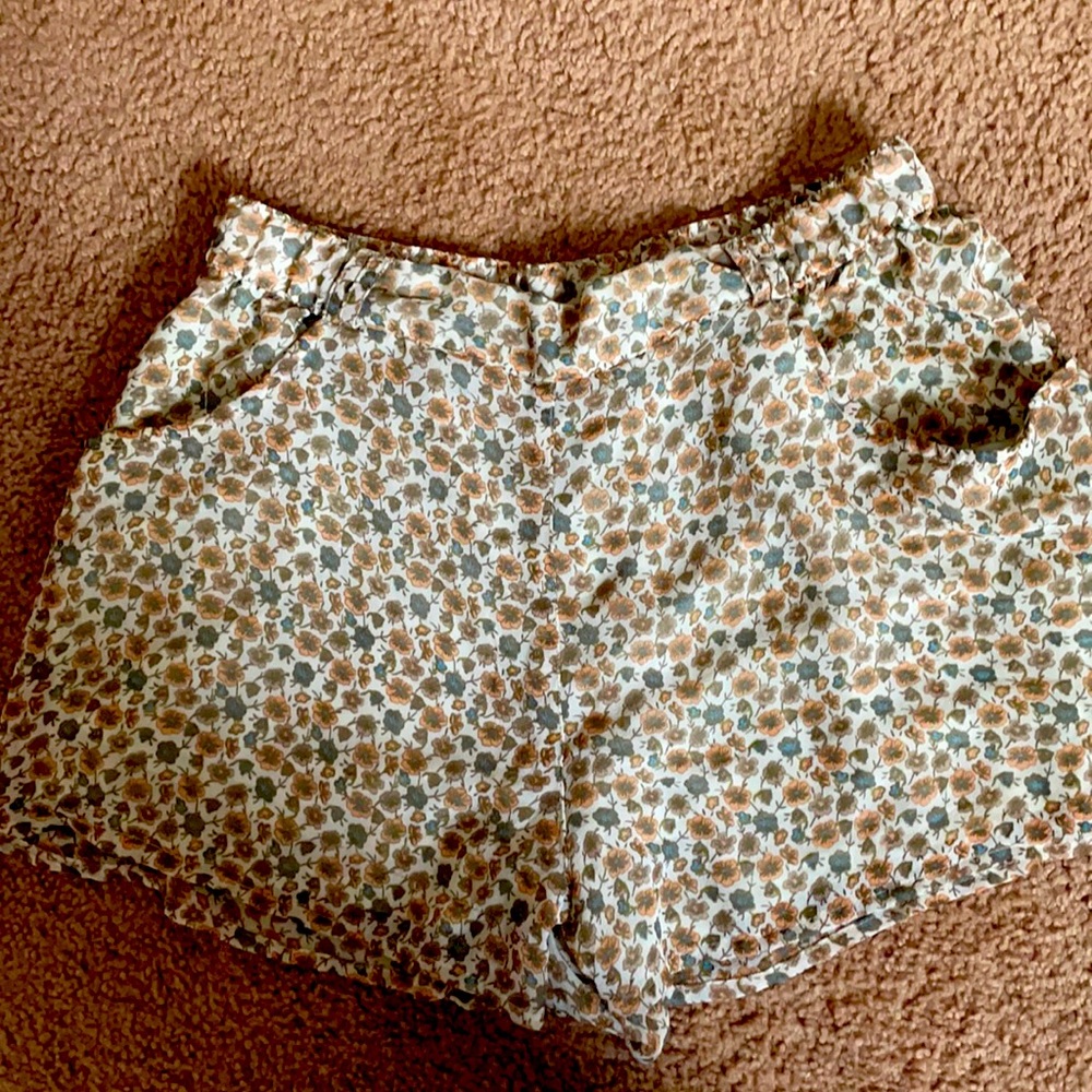 Tan floral shorts sz 10 with pockets and lining